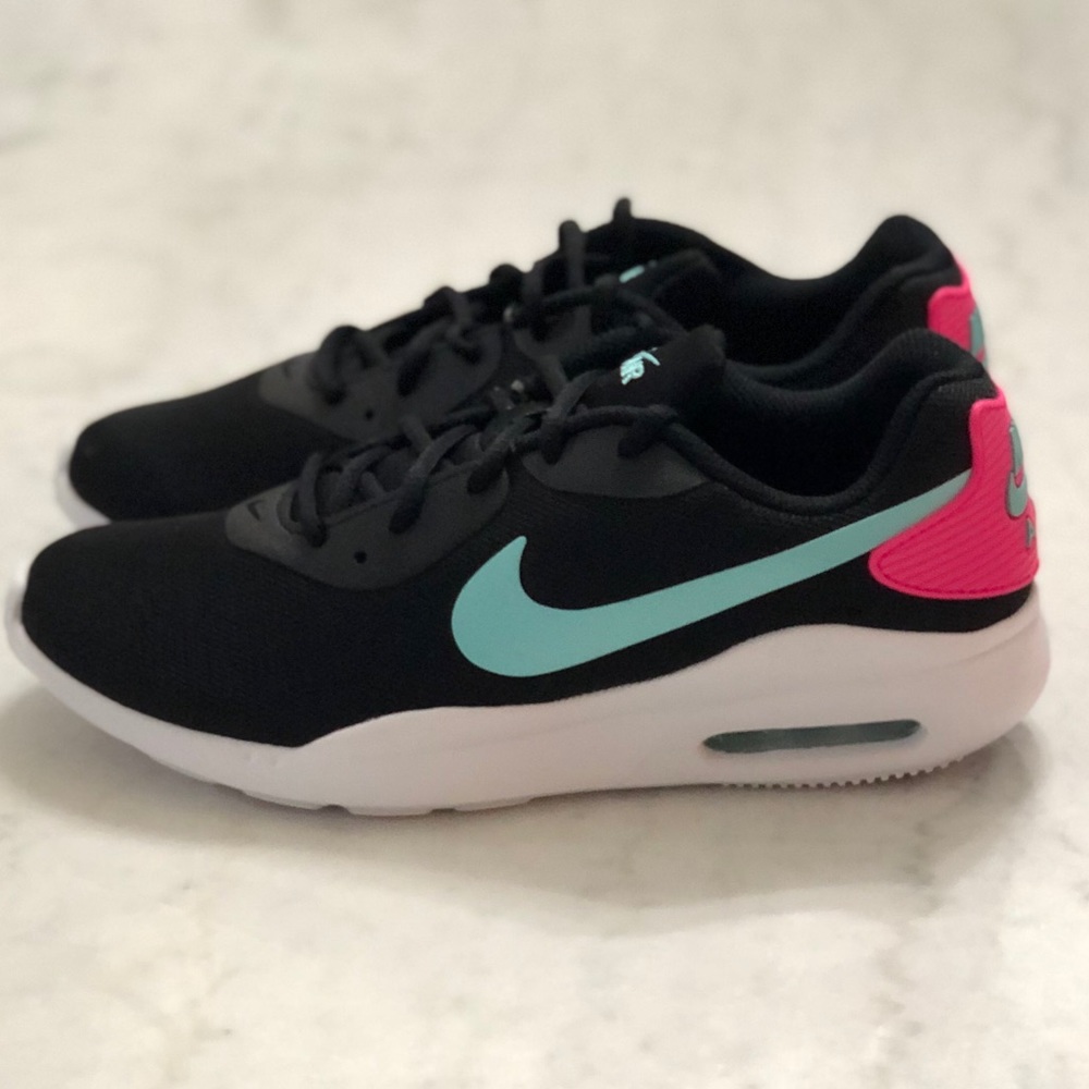 ❌SOLD❌ Nike Womens Air Max Oketo